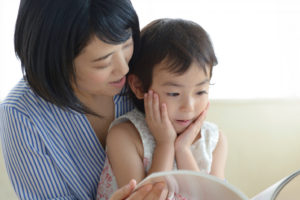 本の読み聞かせ　脳を成長